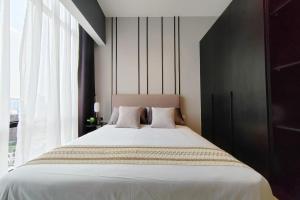 吉隆坡Axon Bukit Bintang_Studio (B)的一间卧室设有一张大床和大窗户