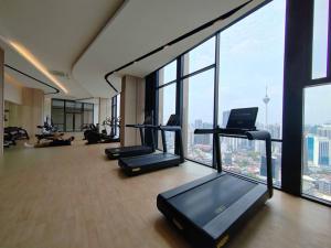 吉隆坡Axon Bukit Bintang_Studio (B)的一座建筑物里设有一连串跑步机的健身房