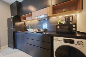 吉隆坡Axon Bukit Bintang_Studio (B)的厨房配有微波炉和洗碗机。