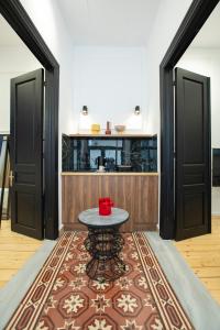 科洛皮奥Stoa House Airport的一间设有两扇门和厨房的房间的桌子