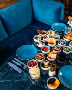 纽伦堡N9 Hotels的一张带蓝色盘子和碗的食物的桌子