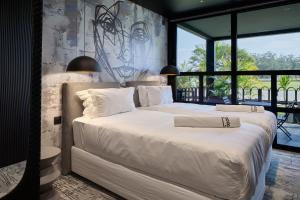 卢萨卡Cargo88 Hotel的一间卧室设有两张床和大窗户