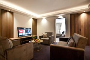 伊斯坦布尔VALİDE RESİDENCE的带沙发和平面电视的客厅