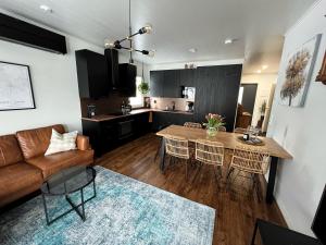 拉赫蒂Modern & Stylish 2BR Apartment with Sauna, Terrace and Free Private Parking的客厅以及带桌椅的厨房。