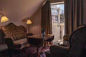 维斯比斯特兰德贝斯特韦斯特酒店的客厅配有桌椅和窗户。