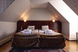 维斯比斯特兰德贝斯特韦斯特酒店的阁楼上的卧室配有一张大床