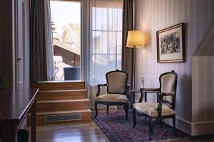 维斯比斯特兰德贝斯特韦斯特酒店的一间设有两把椅子、一张桌子和一个窗户的房间