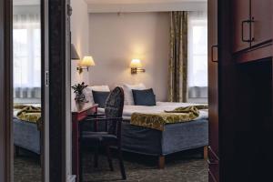 维斯比斯特兰德贝斯特韦斯特酒店的酒店客房,配有一张床、一张桌子和椅子