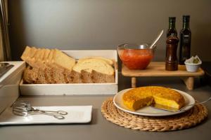 潘普洛纳桑丘拉米雷斯酒店的一张桌子,上面有面包和一盘面包