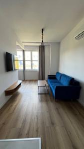 别尔斯克-比亚拉CityCenterApartments/M32/8B的客厅设有蓝色的沙发和木地板