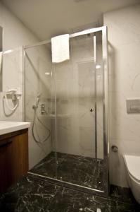 伊斯坦布尔VALİDE RESİDENCE的浴室里设有玻璃门淋浴
