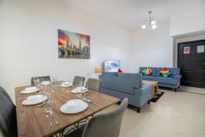 迪拜RH- Experience Comfort and Convenience in our 2BR, Al Barsha的一间带桌子和沙发的用餐室