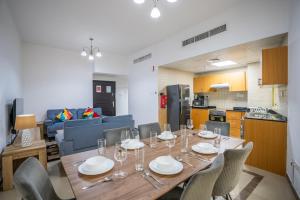 迪拜RH- Experience Comfort and Convenience in our 2BR, Al Barsha的一间带桌椅的用餐室和一间厨房