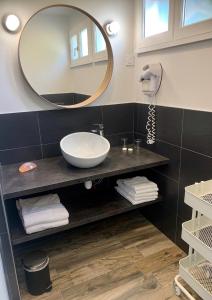 滨海圣洛朗萨皮涅尔酒店的一间带水槽和镜子的浴室