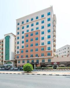 沙迦Zenith Smart Vacation Homes, Sharjah的街道边的大建筑