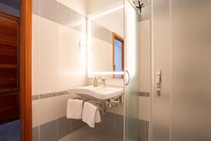博维茨Hotel Boka的一间带水槽和镜子的浴室