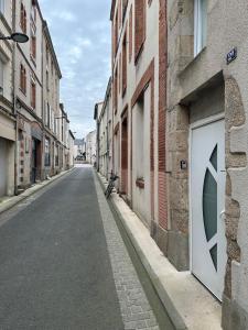 绍莱Charmant Duplex en Centre-ville Proche du Puy-du-fouu的一条有楼房的小巷里空荡荡的街道