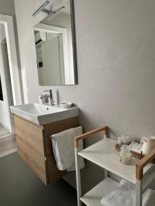 奥梅尼亚Casa Sophia的一间带水槽、镜子和桌子的浴室