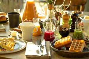 哥德堡滨河丽笙酒店的一张桌子,上面有一盘早餐食品和饮料