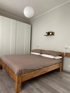 奥梅尼亚Casa Sophia的一间卧室,卧室内配有一张木床
