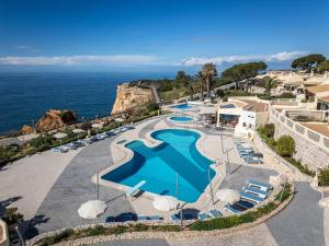 卡武埃鲁阿尔加塞科公园公寓式酒店的享有带游泳池和海洋的度假村的空中景致