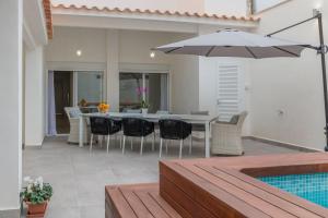 马略卡岛帕尔马Palma -2702 Mallorca的庭院配有桌椅和遮阳伞。
