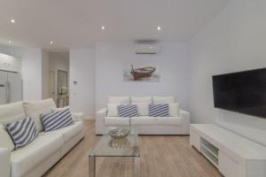 马略卡岛帕尔马Palma -2702 Mallorca的客厅配有2张白色沙发和电视