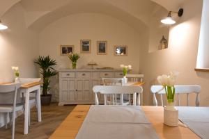 圣佩莱格里诺温泉Villa Mariolino的厨房以及带桌椅的用餐室。