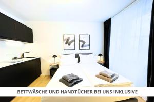 拜罗伊特Apartment Wahnfried No4 - Zentral wohnen mit Küche und Duschbad, Parkplatz, 300m zur Fussgängerzone的一间卧室配有一张床,上面有两条毛巾