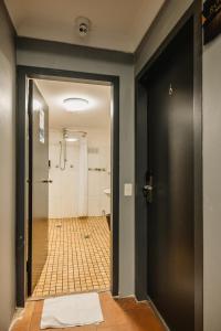 悉尼Newtown Cozy Stays的通往带淋浴的浴室的门