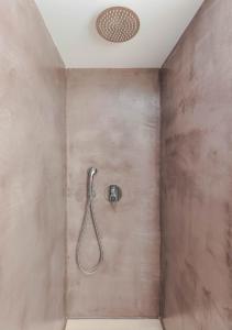 马克里亚罗斯Plakakia Luxury Apartments的墙上的淋浴头