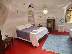 库穆鲁沙蒂巴Espaço Pé de Mangaba - Natureza e Simplicidade的房屋内一间卧室,配有一张大床