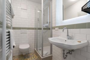 蒂蒂湖-新城Brauereigasthof Bären的白色的浴室设有水槽和淋浴。