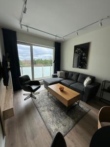 苏瓦乌基Apartament Pileckiego 7b/37的客厅配有沙发和桌子