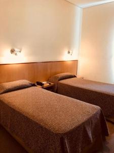 圣胡安省际大酒店的一间酒店客房内设有两张床的房间