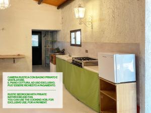 马尔萨拉Giardinello Stagnone Sunset的厨房配有冰箱