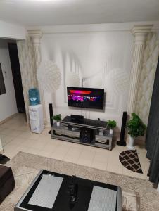 RuiruMely homes的客厅设有壁挂式平面电视。