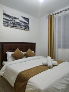RuiruMely homes的卧室配有一张大白色床和窗户