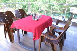 锡尔瓦萨Kings Resort的阳台上的一张桌子和红色桌布