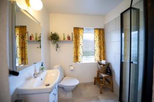 SandurThe Old Sherrif's House - Family Friendly - Beach的浴室配有白色卫生间和盥洗盆。