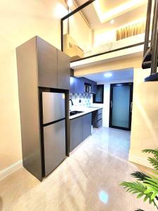 沙湾拿吉Kenton House的一个大厨房,配有大型不锈钢冰箱