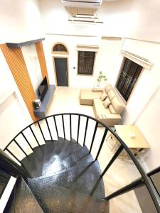 沙湾拿吉Kenton House的客厅享有螺旋楼梯的景致。