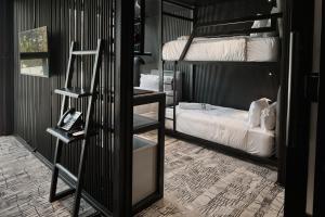 卢萨卡Cargo88 Hotel的客房设有两张双层床和一张床。