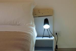 锡拉库扎Elsa d'Ortigia的一间卧室配有一张床,床头灯上配有灯