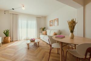 埃斯普霍斯Apartamentos Top Secret Prestige Es Pujols - Formentera Vacaciones的客厅配有桌子和沙发