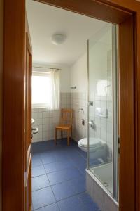 Creuzburg斯提夫沃尔姆生态酒店的带淋浴、卫生间和椅子的浴室