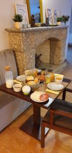 维拉诺瓦-德法马利Villam Natura & Spa的餐桌,餐盘和壁炉