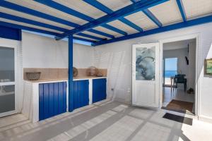 MalpaísesLa Cangrejera的蓝色横梁和海洋背景的厨房