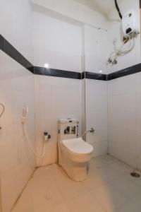 HOTEL SANTHOSH DHABA SUITES-NEAR AIRPORT Zone的一间浴室