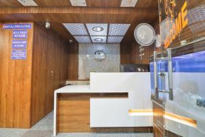 HOTEL SANTHOSH DHABA SUITES-NEAR AIRPORT Zone的厨房或小厨房